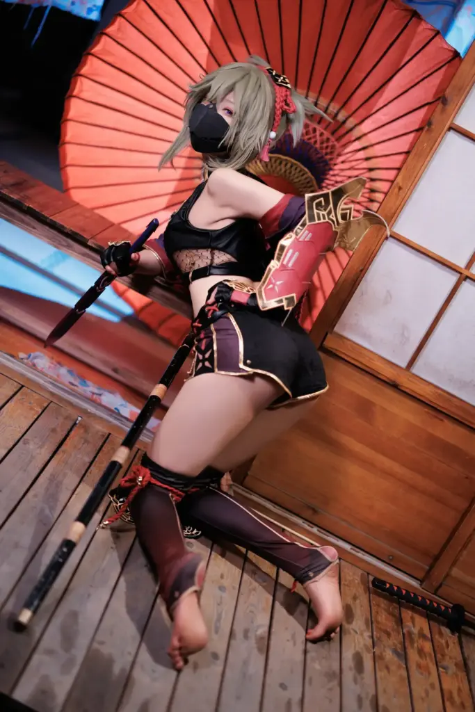封疆疆 v，木屋木框倚靠握持短刃，佩戴忍者面罩同人 cos 抓拍