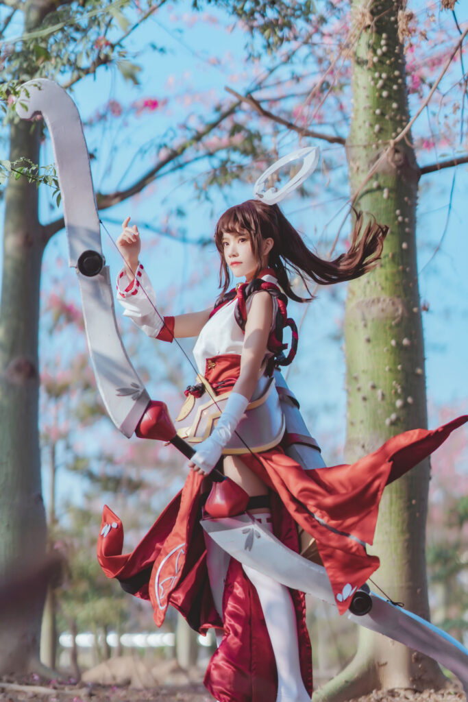 桜桃喵，抬手做出拉弓蓄力动作，马尾裙摆随风飘动动态抓拍
