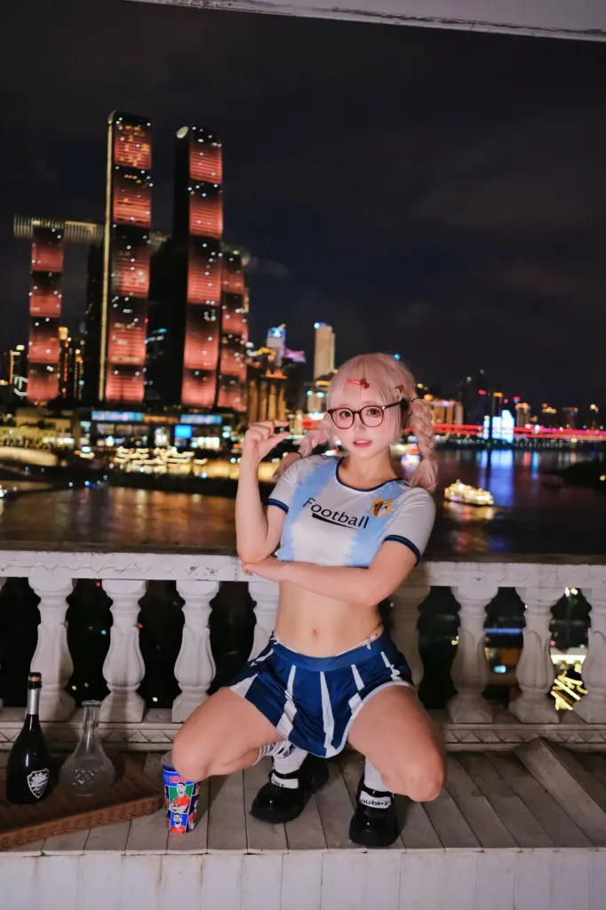 神沢永莉世界杯足球少女写真，露台栏杆全身，江景夜景人