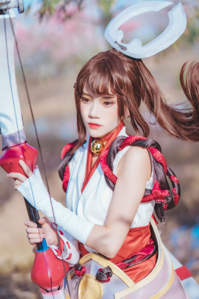 桜桃喵，近距离定格面部神态，古风头饰弓具伽罗 cos 特写人像
