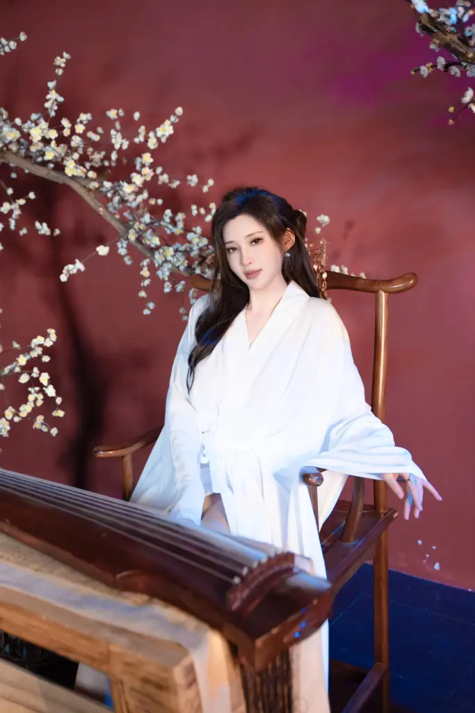 周妍希白衣古风造型,正面温婉半身特写,中式棚拍高清图