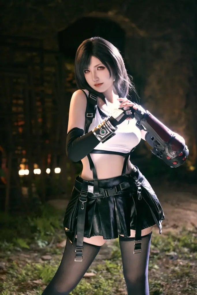 阿薰 kaOri,蒂法调整护臂站姿,昏暗废墟外景人像