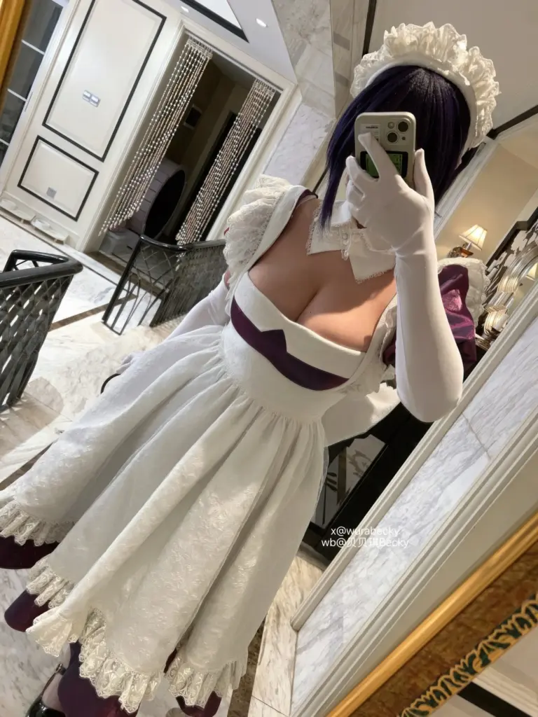 贝贝琪 Becky 深紫短发女仆 coser，温柔氛围感人像，室内暖光棚拍写真