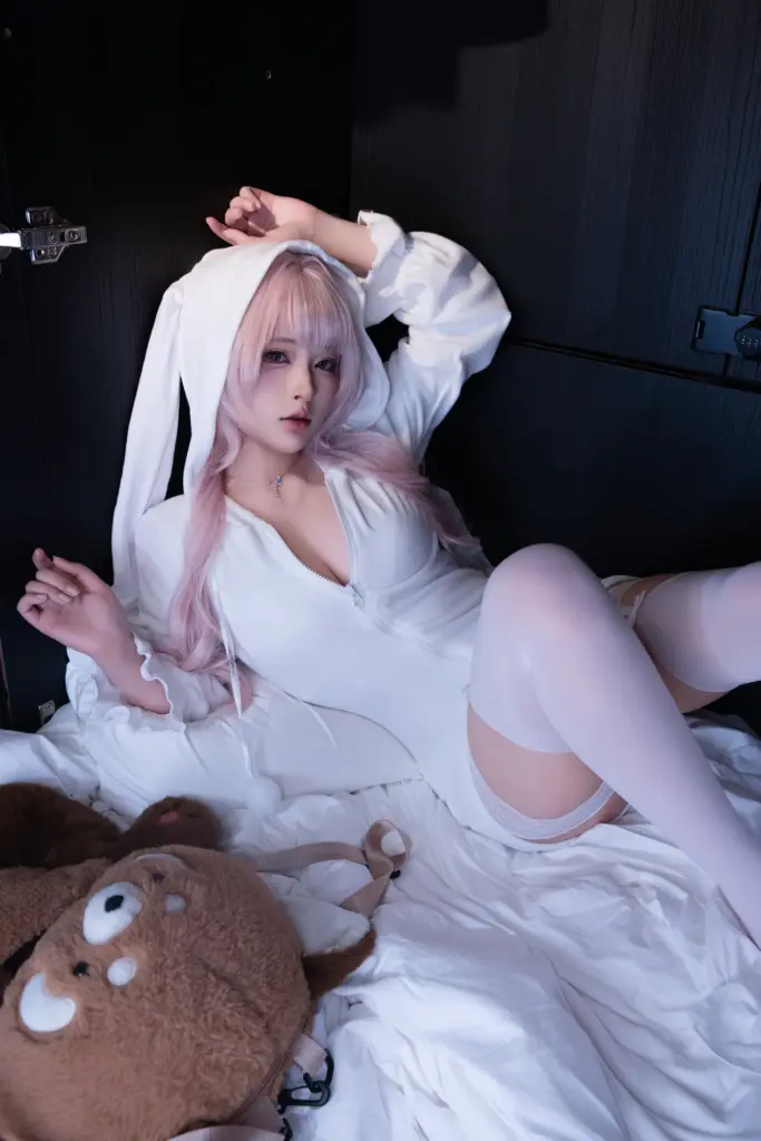 清水由乃私房《衣柜里的兔子》,舒展躺卧松弛动态,冷调蓝光卧室高清成片