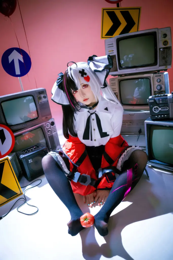 星之迟迟,席地舒展双腿坐姿,老式电视机群二次元少女人像