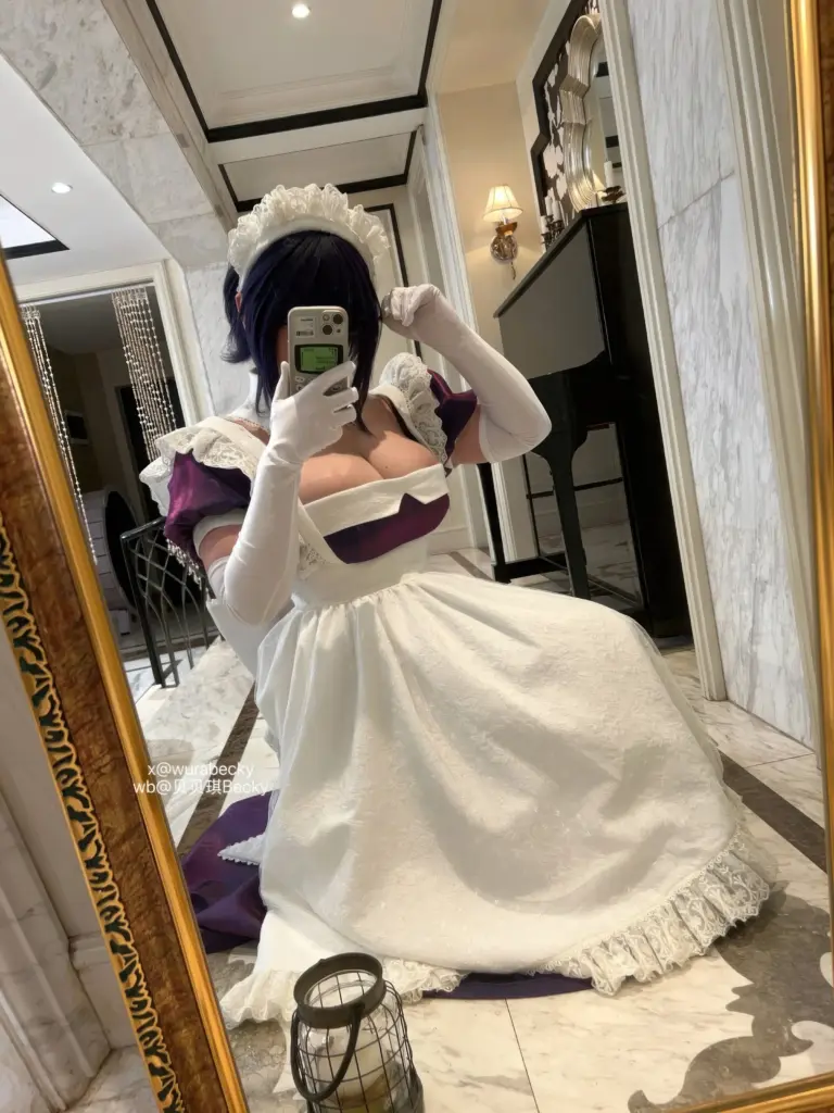 贝贝琪 Becky《最近雇的女仆有点怪》套图，台阶提裙站姿半身特写，紫白蕾丝女仆裙造型