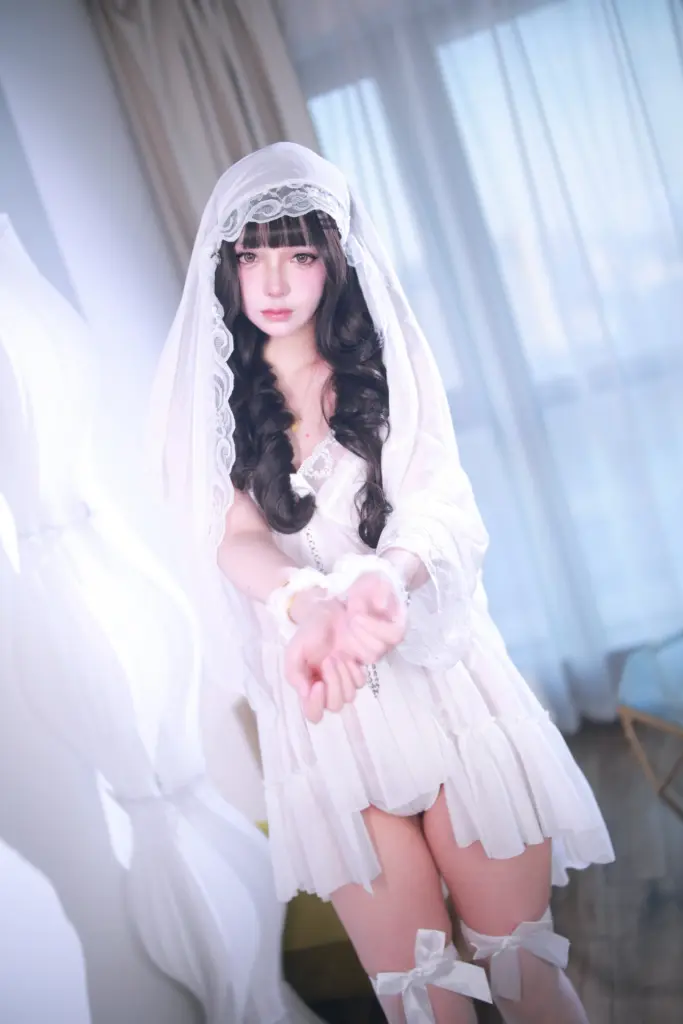 疯猫 ss 蕾丝头纱修女半身神态特写,纯欲居家写真