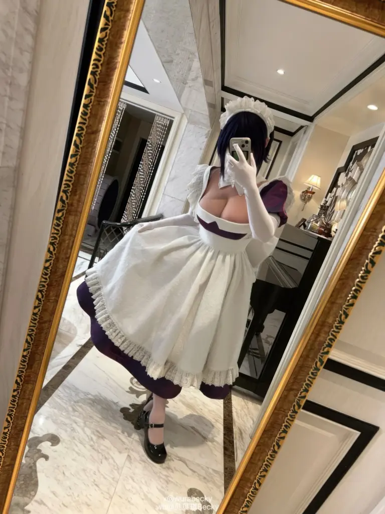 贝贝琪 Becky 莉莉丝女仆 cos 写真，别墅玄关落地镜自拍全身人像，暖调居家柔光棚拍
