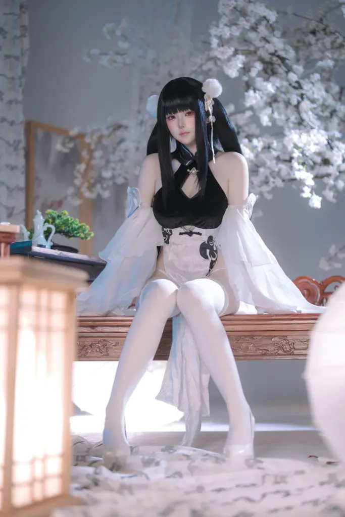 屿鱼,雕花木榻端坐史特拉塞旗袍全身人像