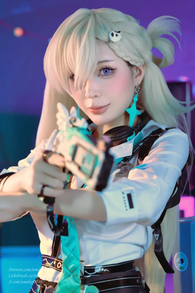 Umeko J，持枪正对镜头怼脸特写，紫瞳琳奈高清 cos 大片