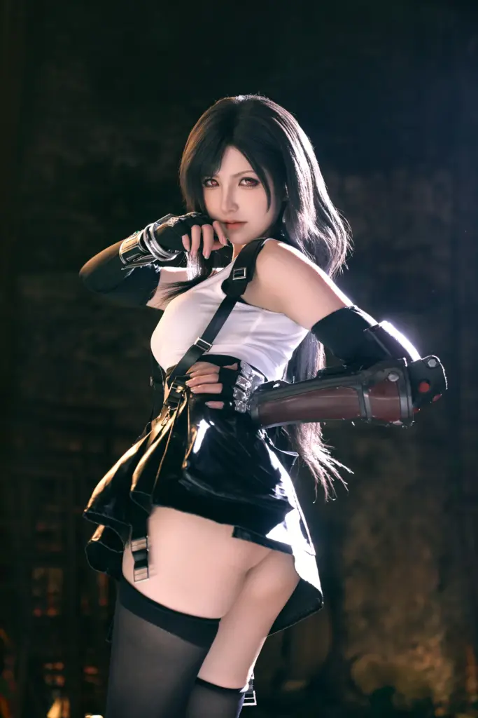 阿薰 kaOri,蒂法侧身姿态特写,轮廓光夜景 cos 写真