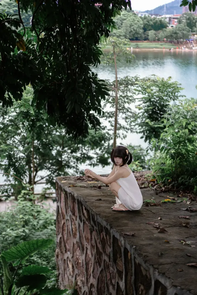 柒柒要乖哦,石墙高台蹲姿双手交叠,湖面远景,林间清冷少女全景大片