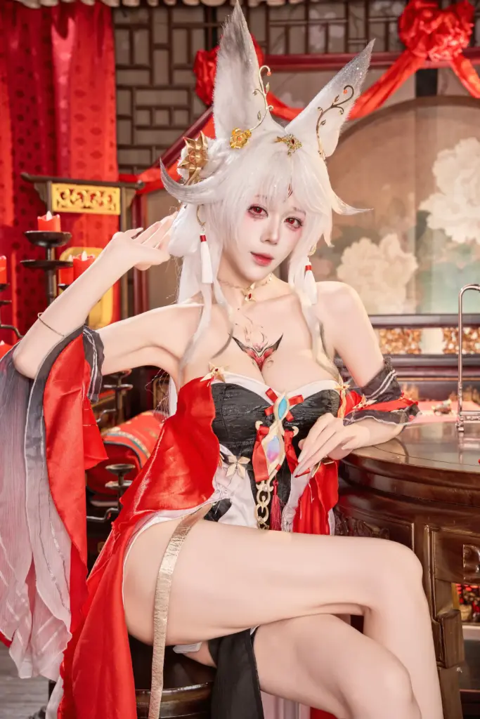 九言心月狐 cos，鸣潮心月狐白狐耳红黑古风礼服，中式红烛厅堂二次元人像