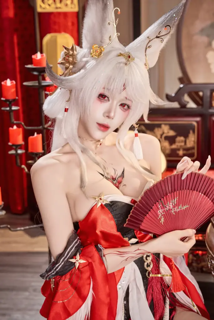 九言心月狐 cos，鸣潮心月狐手持红折扇，白长发狐妖古风棚拍 cos 写真