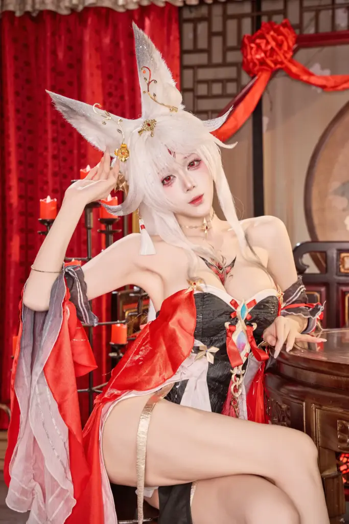 九言心月狐 cos，鸣潮心月狐倚靠木桌，红黑礼服狐妖氛围感人像拍摄