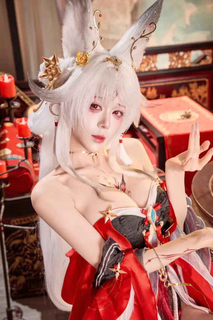 九言心月狐 cos，鸣潮心月狐特写，金色花饰狐耳胸间纹身古风 cos 写真