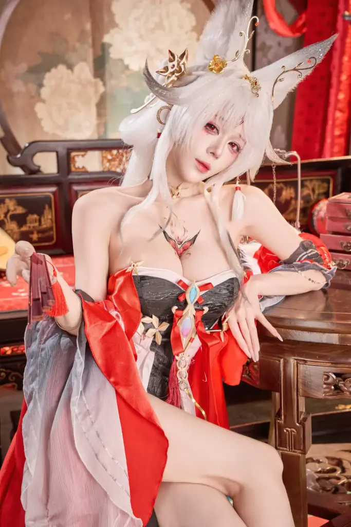 九言心月狐 cos，鸣潮心月狐手持折扇，中式古典婚房布景二次元写真